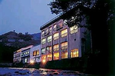 【秘湯ロマンで紹介】俳優・笛木優子さんが訪れた越後大湯温泉「友家ホテル」で心ほどける湯の時間