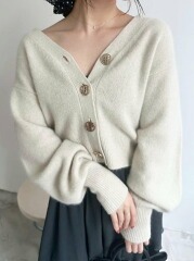 白石麻衣さん着用で話題！LILY BROWNのニットカーデが可愛すぎる